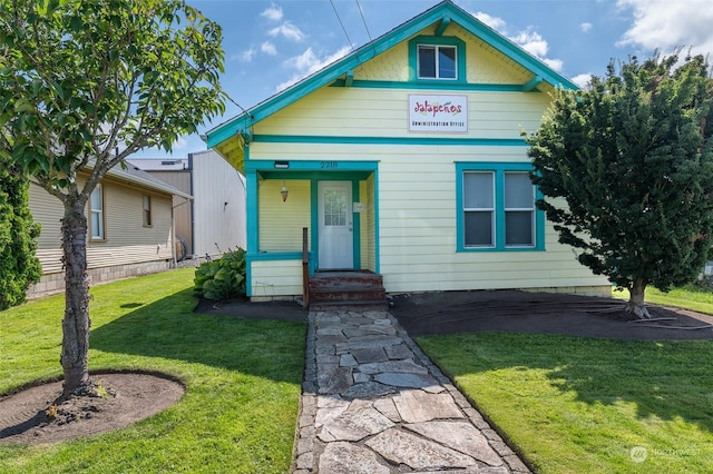 view of front facade featuring a front yard