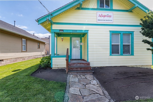 bungalow featuring a front yard