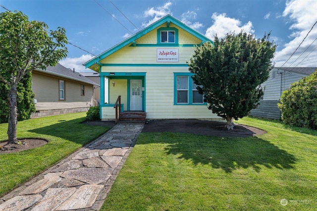 view of front facade featuring a front yard