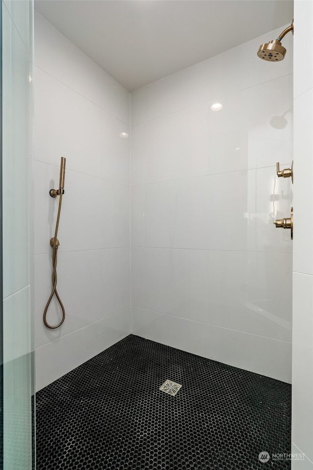 bathroom featuring tiled shower