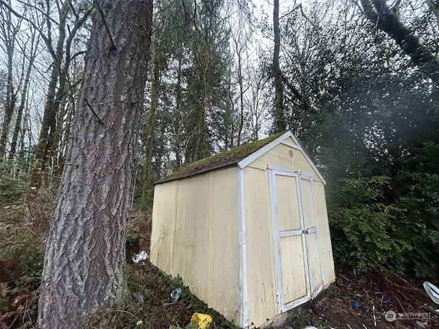 view of outbuilding