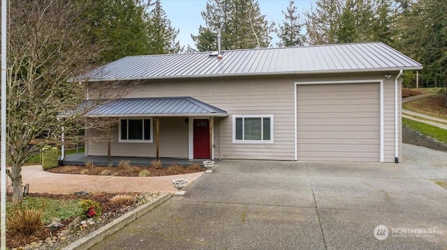 view of front facade featuring a garage