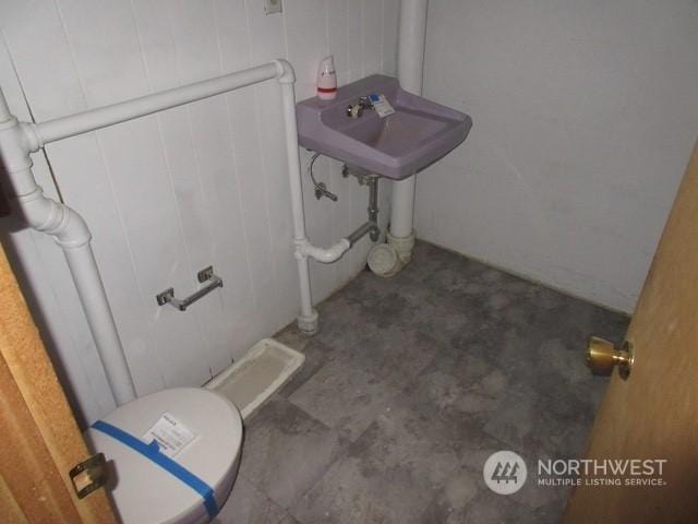 bathroom featuring toilet and sink