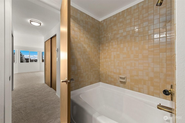 bathroom featuring tiled shower / bath