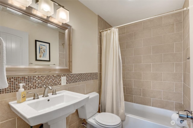 full bathroom with sink, tile walls, backsplash, toilet, and shower / bathtub combination with curtain