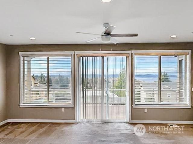 entryway with carpet floors and ceiling fan