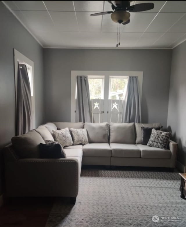 carpeted living room featuring ceiling fan