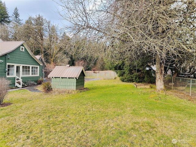 view of yard featuring a storage unit