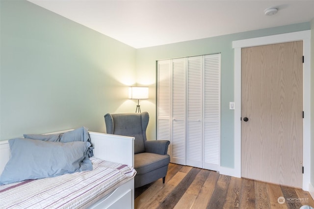 living area with hardwood / wood-style flooring