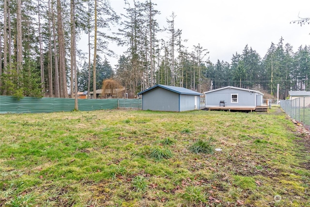 view of yard featuring an outbuilding