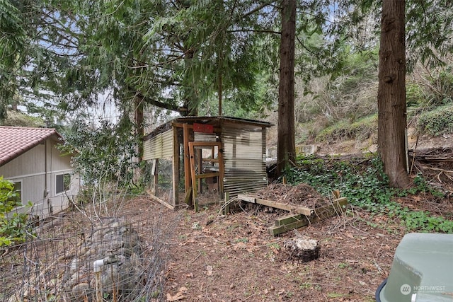 view of yard with an outbuilding