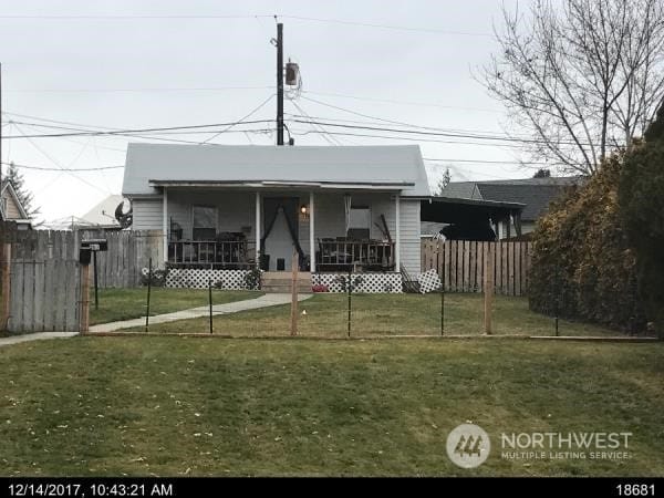 view of front of property featuring a front yard and a porch