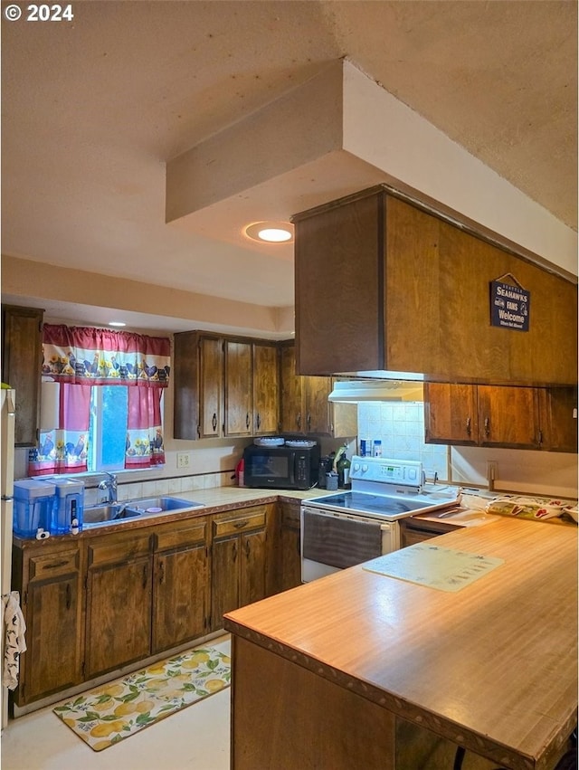 kitchen with range hood, sink, kitchen peninsula, and white range with electric cooktop