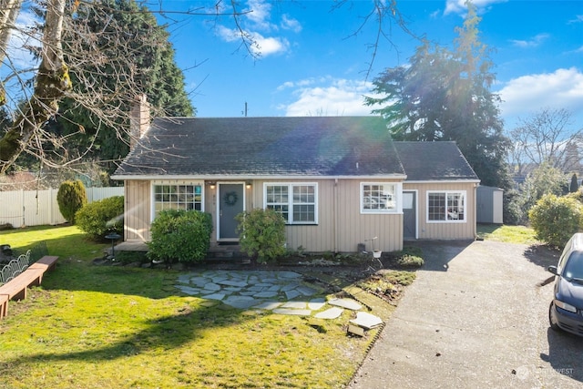 view of front of house featuring a front lawn