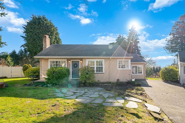 single story home featuring a front lawn