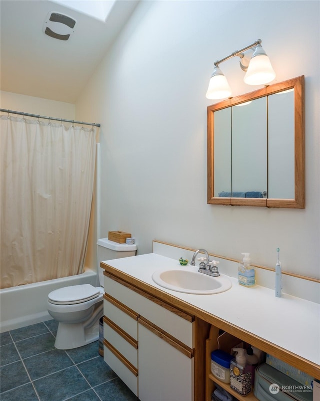 full bathroom with lofted ceiling, sink, tile patterned flooring, toilet, and shower / bath combo with shower curtain