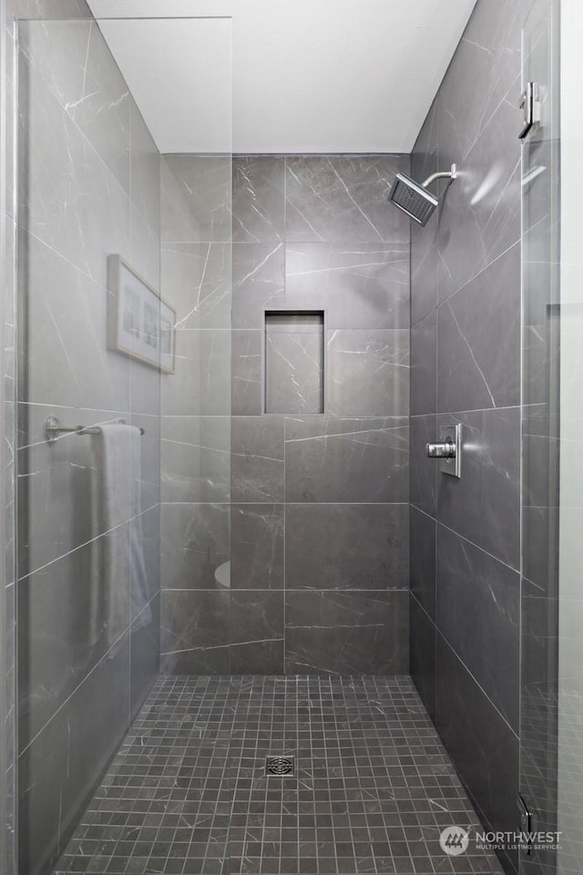 bathroom featuring tiled shower