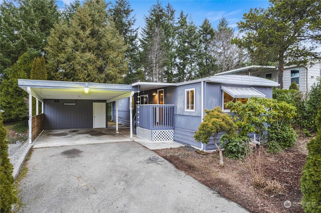 manufactured / mobile home featuring a carport