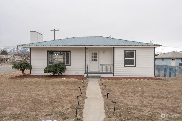 view of front of property with a front lawn