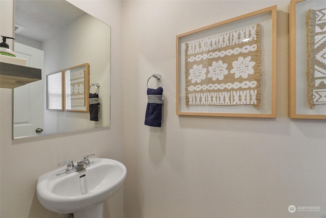 bathroom featuring sink