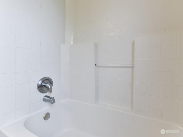 bathroom with tiled shower / bath