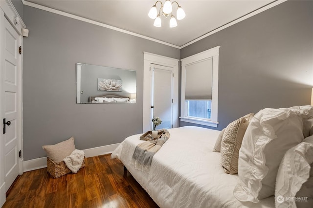 bedroom with crown molding, dark wood-type flooring, and an inviting chandelier