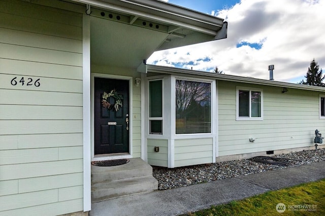 entrance to property with crawl space