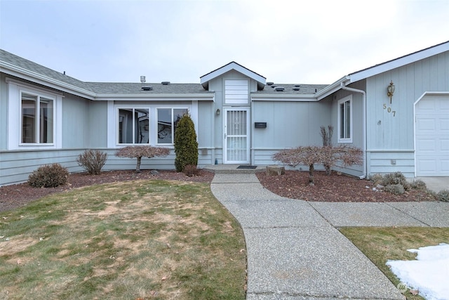 view of front of house featuring a garage and a front lawn