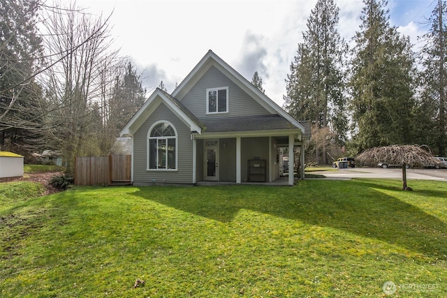view of front facade with fence and a front yard