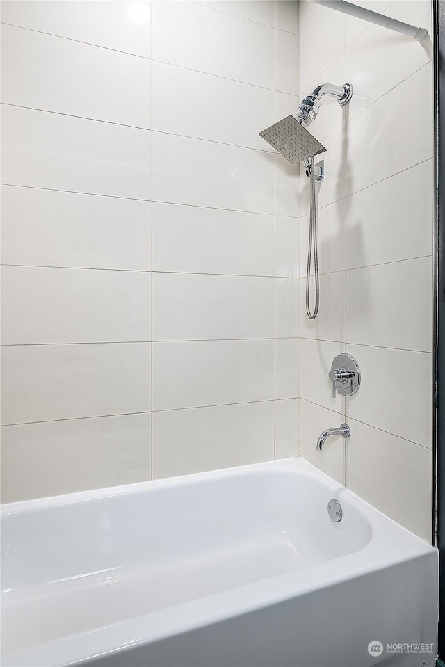 bathroom with tiled shower / bath