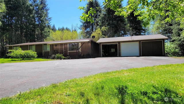 view of front facade featuring a garage and a front yard