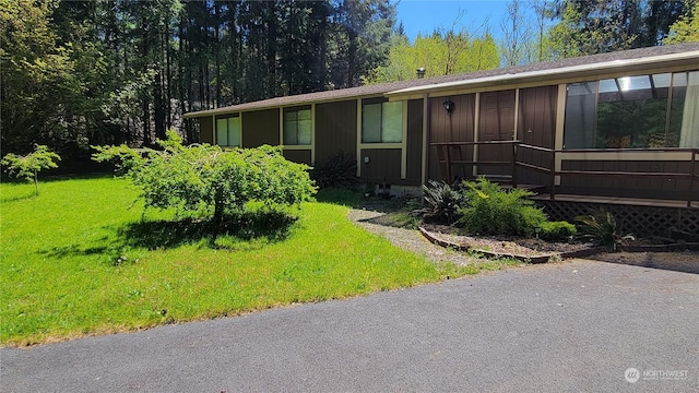 view of front facade with a front yard