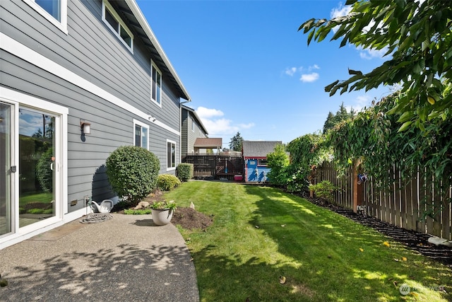 view of yard featuring a patio area