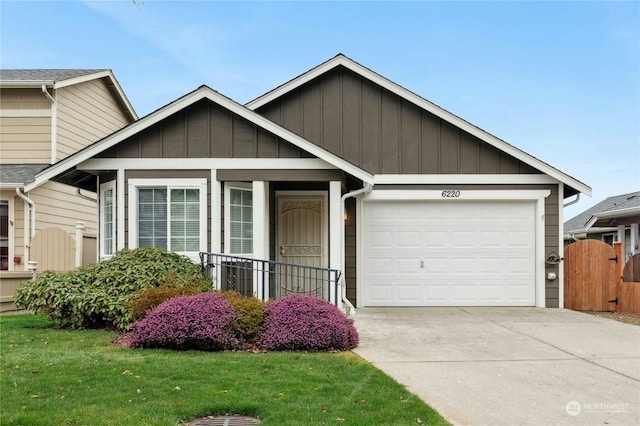 view of front of house featuring a garage and a front yard