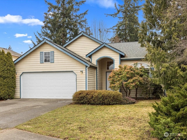 view of front facade featuring a garage and a front yard