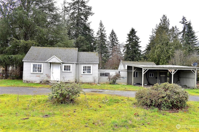 view of front facade with a front yard