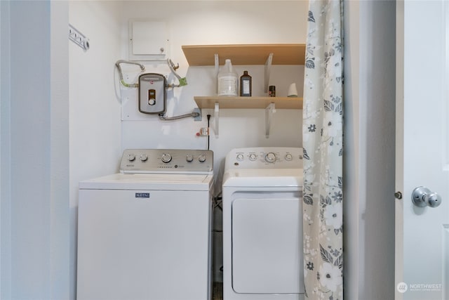 laundry room with washing machine and dryer