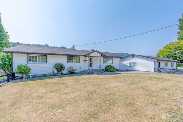 ranch-style home featuring a front lawn