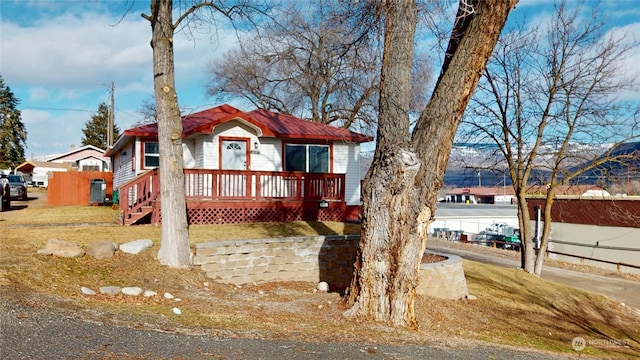 view of front of property with a front lawn