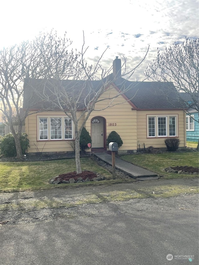 view of front of property with a front lawn