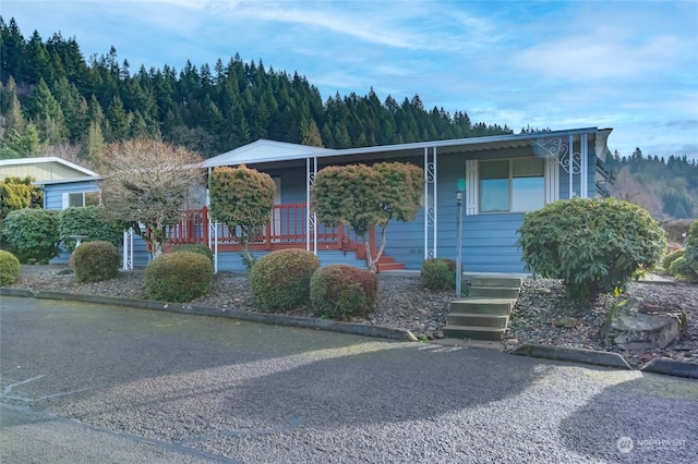 single story home with a porch