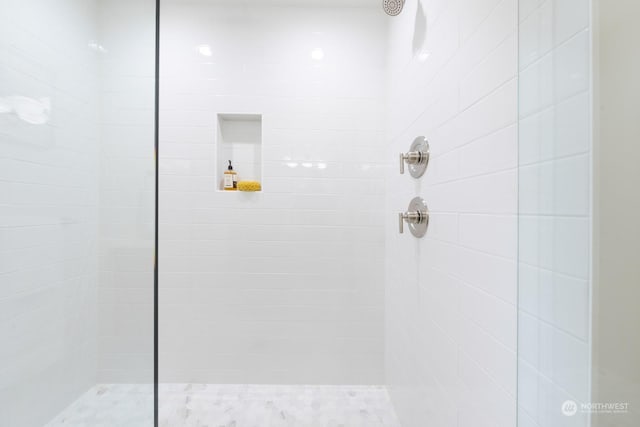 bathroom featuring tiled shower