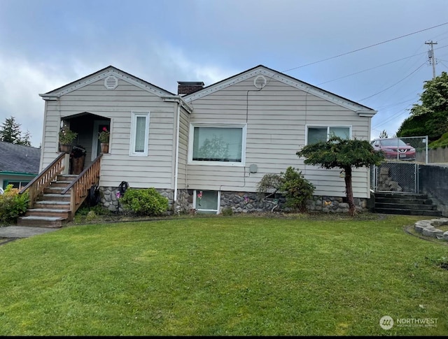 view of front of home featuring a front lawn