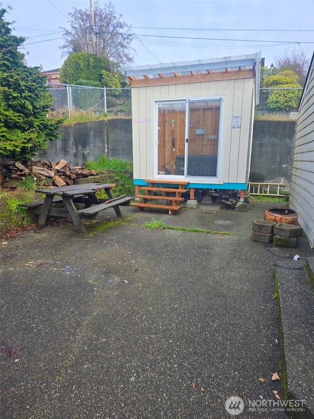 917 Rice St, Aberdeen, WA 98520 - view of outdoor structure featuring entry steps, an outdoor structure, and fence