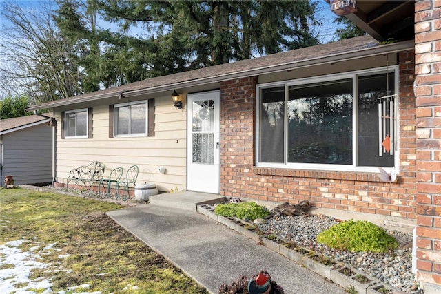 view of front of property featuring a front yard