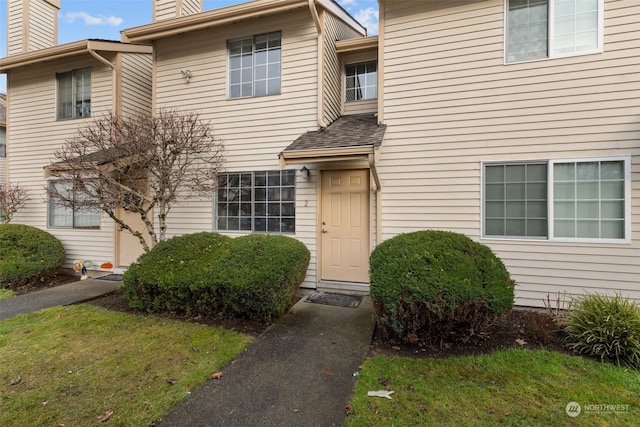 exterior space featuring a front yard