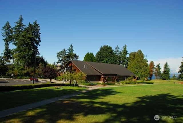 view of front of property featuring a front lawn