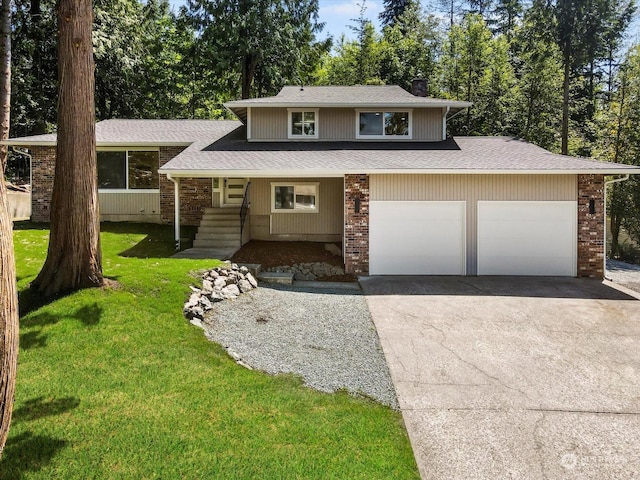 view of front facade featuring a front yard