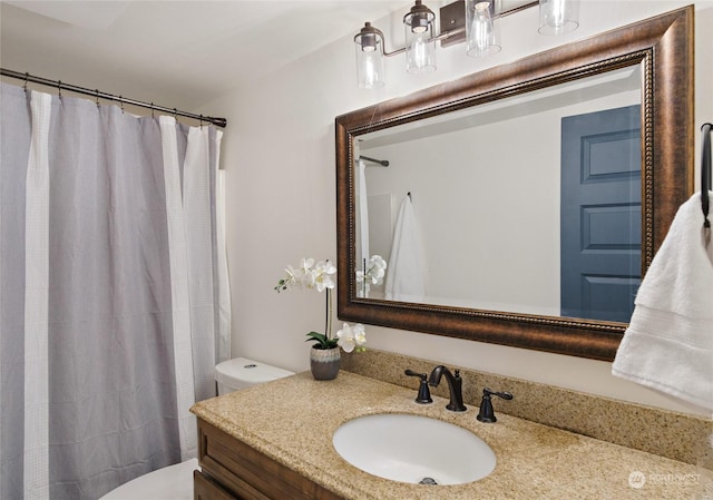 bathroom with a shower with curtain, vanity, and toilet