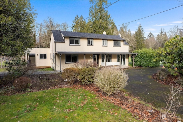 view of front of home featuring a front yard